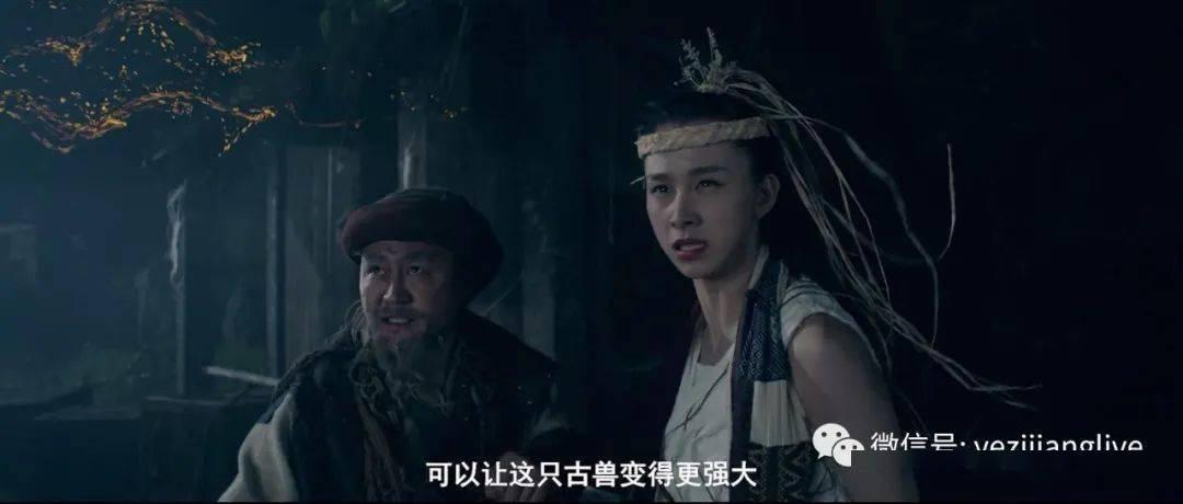 寒风中老人晕倒路旁，路过市民齐力相救暖人心